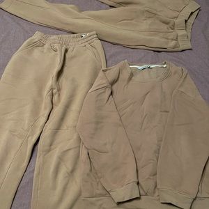 Sweatshirt and 2 sweatpants set